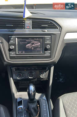 Внедорожник / Кроссовер Volkswagen Tiguan 2017 в 
