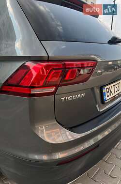 Позашляховик / Кросовер Volkswagen Tiguan 2017 в 