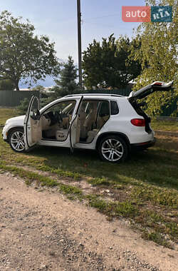 Внедорожник / Кроссовер Volkswagen Tiguan 2012 в 