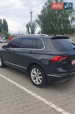 Внедорожник / Кроссовер Volkswagen Tiguan 2018 в 