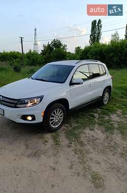 Позашляховик / Кросовер Volkswagen Tiguan 2014 в 