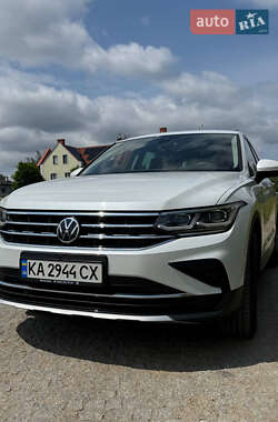 Внедорожник / Кроссовер Volkswagen Tiguan 2021 в Киеве