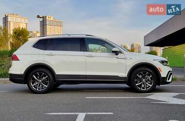 Позашляховик / Кросовер Volkswagen Tiguan 2022 в 