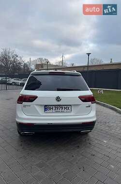 Внедорожник / Кроссовер Volkswagen Tiguan 2017 в 