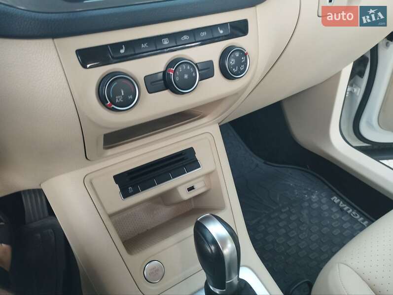 Внедорожник / Кроссовер Volkswagen Tiguan 2015 в Ладыжине