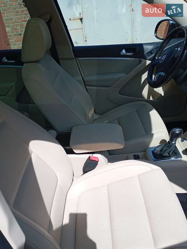 Внедорожник / Кроссовер Volkswagen Tiguan 2016 в Казатине