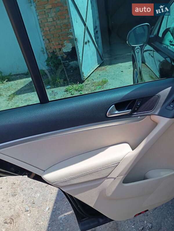 Внедорожник / Кроссовер Volkswagen Tiguan 2016 в Казатине