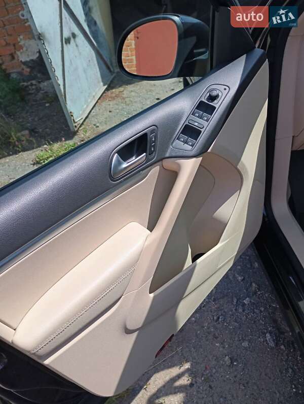 Внедорожник / Кроссовер Volkswagen Tiguan 2016 в Казатине