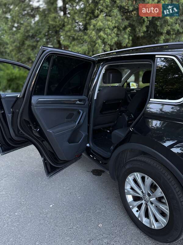 Внедорожник / Кроссовер Volkswagen Tiguan 2017 в Львове