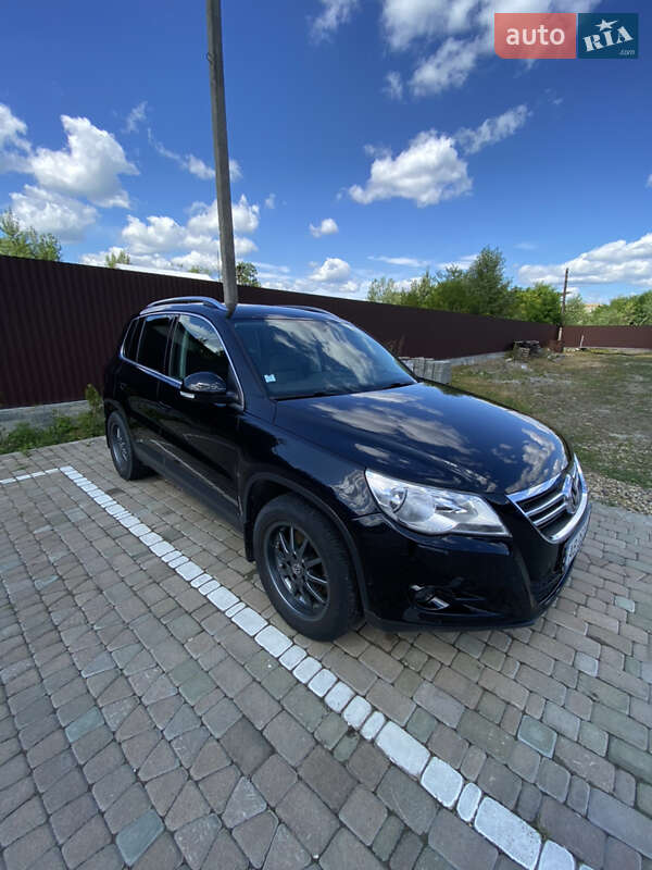 Внедорожник / Кроссовер Volkswagen Tiguan 2011 в Черновцах