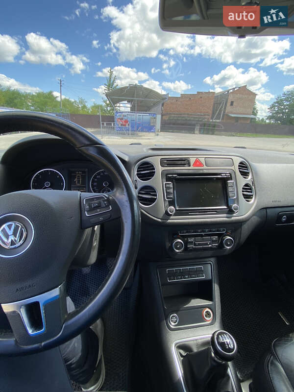 Внедорожник / Кроссовер Volkswagen Tiguan 2011 в Черновцах