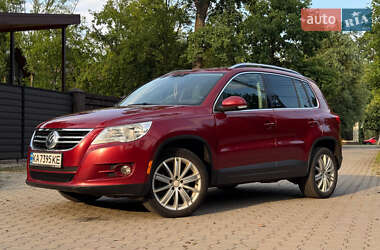 Внедорожник / Кроссовер Volkswagen Tiguan 2010 в Ирпене