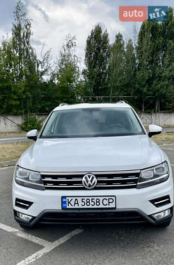 Внедорожник / Кроссовер Volkswagen Tiguan 2017 в 