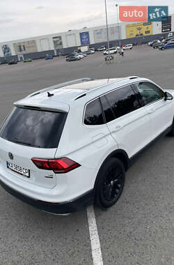 Внедорожник / Кроссовер Volkswagen Tiguan 2017 в 