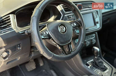 Внедорожник / Кроссовер Volkswagen Tiguan 2017 в 