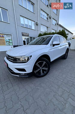 Внедорожник / Кроссовер Volkswagen Tiguan 2017 в Луцке