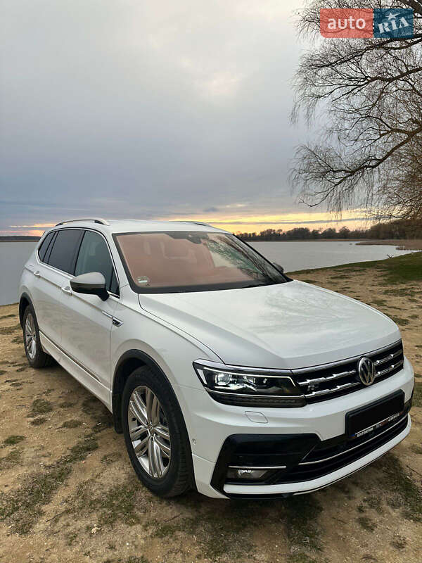 Внедорожник / Кроссовер Volkswagen Tiguan 2019 в Староконстантинове