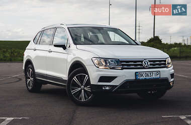 Внедорожник / Кроссовер Volkswagen Tiguan 2017 в Ровно