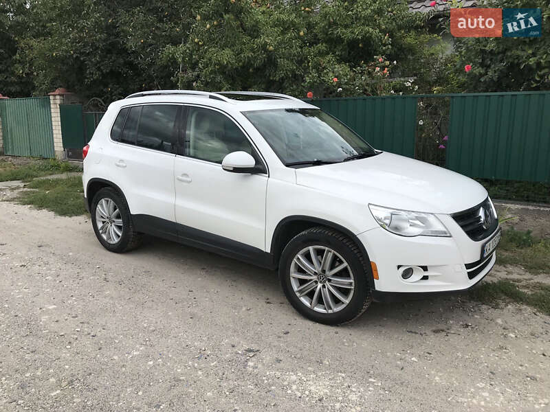 Внедорожник / Кроссовер Volkswagen Tiguan 2011 в Хмельнике