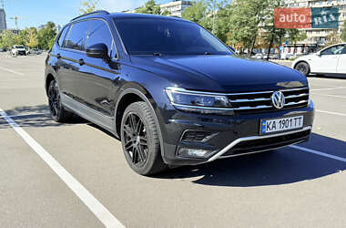 Внедорожник / Кроссовер Volkswagen Tiguan 2017 в 