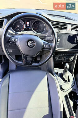 Внедорожник / Кроссовер Volkswagen Tiguan 2017 в 