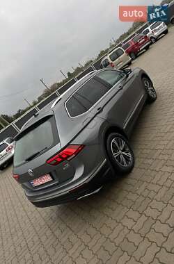 Внедорожник / Кроссовер Volkswagen Tiguan 2017 в 