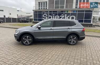 Внедорожник / Кроссовер Volkswagen Tiguan 2017 в 
