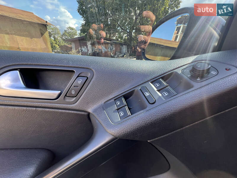 Внедорожник / Кроссовер Volkswagen Tiguan 2016 в Ужгороде