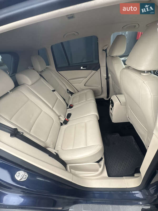 Позашляховик / Кросовер Volkswagen Tiguan 2015 в Красному