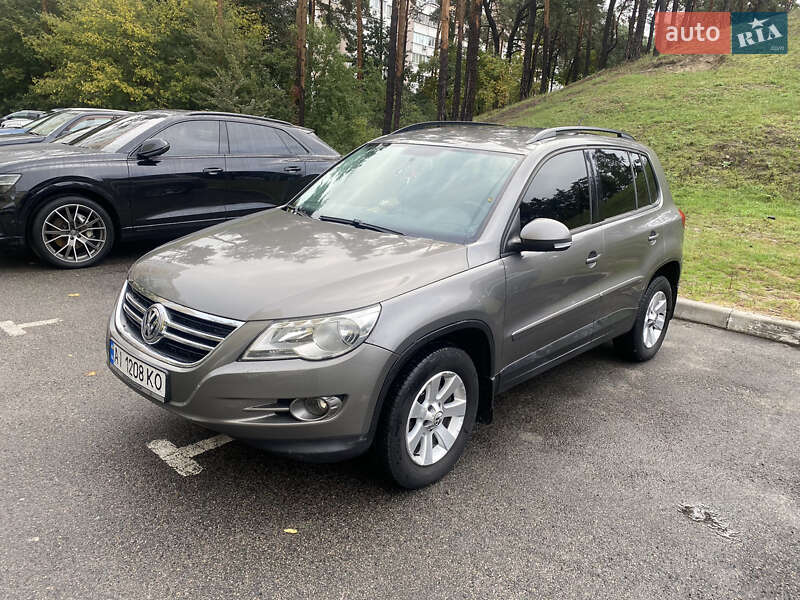 Внедорожник / Кроссовер Volkswagen Tiguan 2008 в Обухове