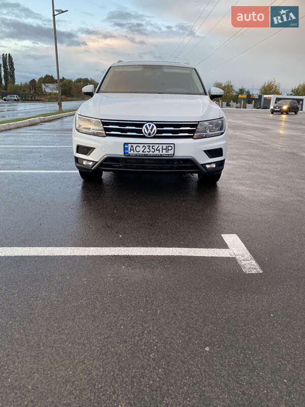 Внедорожник / Кроссовер Volkswagen Tiguan 2017 в 