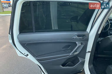 Внедорожник / Кроссовер Volkswagen Tiguan 2017 в 