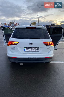 Внедорожник / Кроссовер Volkswagen Tiguan 2017 в 