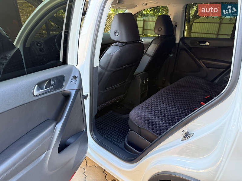 Позашляховик / Кросовер Volkswagen Tiguan 2016 в Новомосковську