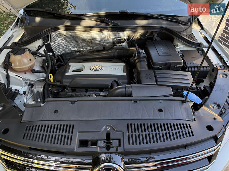 Позашляховик / Кросовер Volkswagen Tiguan 2016 в Новомосковську