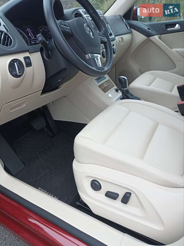 Внедорожник / Кроссовер Volkswagen Tiguan 2015 в Буче