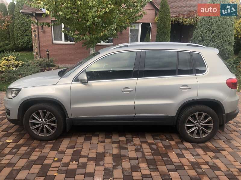 Внедорожник / Кроссовер Volkswagen Tiguan 2012 в Бузовой