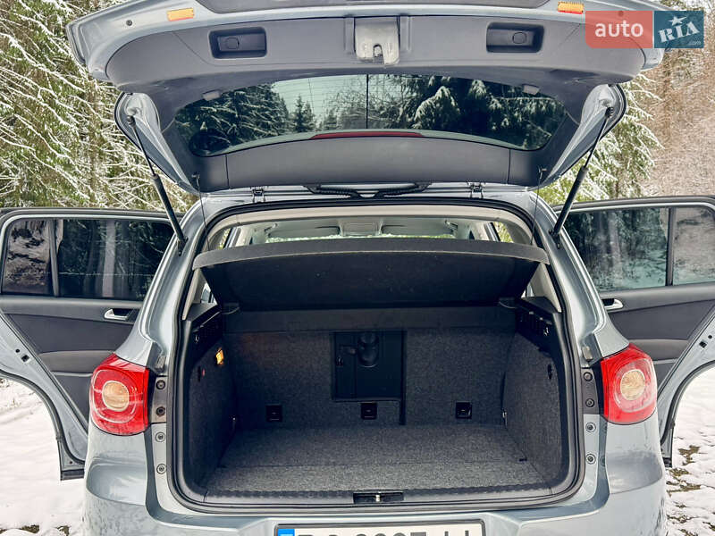 Внедорожник / Кроссовер Volkswagen Tiguan 2010 в Межгорье