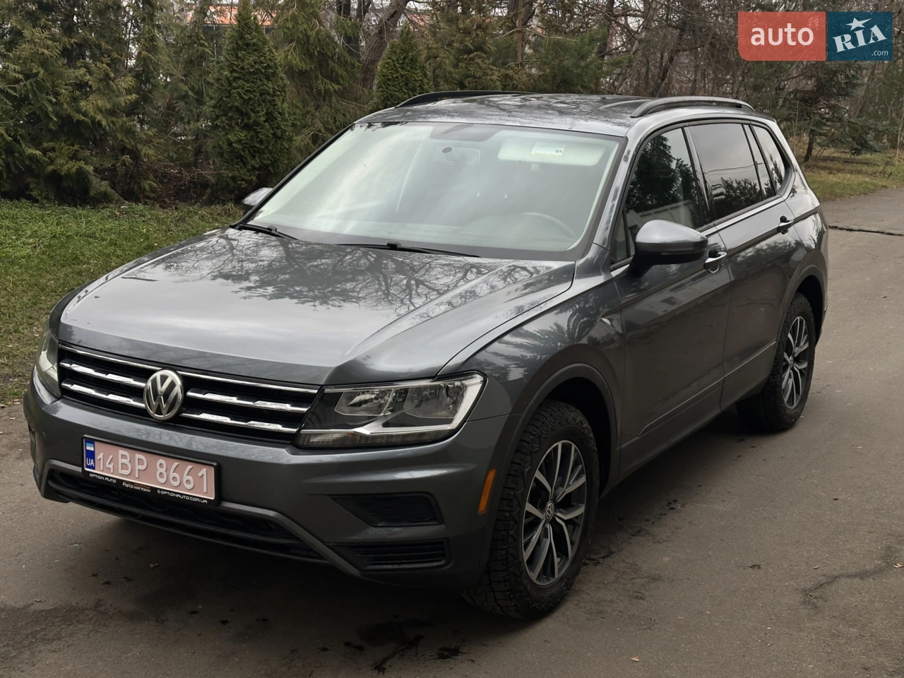 Продам Volkswagen Tiguan 2.0 TFSI 2021 р. 7 місць, 130 тис. км, ідеальний стан!
Пропонується до продажу сучасний, технологічний та дуже універсальний кросовер Volkswagen Tiguan Allspace/Long Wheelbase 2021 року. Це авто у відмінному стані, з невеликим для свого року оригінальним пробігом, ідеально підходить для великої сім'ї або тих, хто потребує додаткового простору та функціональності.
Універсальність та простір: Головна перевага цієї моделі – 7-місний салон, що дозволяє з комфортом розмістити всю родину або компанію. Третій ряд сидінь легко складається, перетворюючи авто на місткий кросовер з великим багажником.
Оснащений надійним та потужним 2.0-літровим турбованим бензиновим двигуном (TFSI), який забезпечує відмінну динаміку та ефективність. У поєднанні з сучасною автоматичною трансмісією авто гарантує високу прохідність та безпеку на будь-якій дорозі.
Автомобіль знаходиться в ідеальному технічному та візуальному стані. Оригінальний, підтверджений пробіг складає 130 000 км. Своєчасне обслуговування на офіційному сервісі (історія обслуговування в наявності).
Як модель 2021 року, авто має багату комплектацію: сучасна мультимедійна система з великим екраном (можливо, Digital Cockpit Pro), підтримка Apple CarPlay/Android Auto, трьохзонний клімат-контроль, підігрів сидінь, адаптивний круїз-контроль, LED оптика та багато іншого.
Максимальний рівень безпеки завдяки численним системам допомоги водію.
По пошкодженнях усі деталі замінени на ориганільні б/у в колір, авто без підкрасів
Автомобіль повністю готовий до експлуатації і не потребує жодних вкладень. Готовий до будь-яких перевірок на СТО.
Телефонуйте для отримання додаткової інформації та домовленості про огляд. Реальному покупцю - розумний торг біля капота.