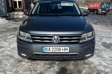 Внедорожник / Кроссовер Volkswagen Tiguan 2017 в Голованевске