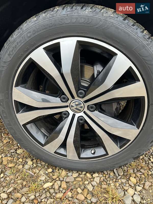 Позашляховик / Кросовер Volkswagen Touareg R 2017 в Чернівцях