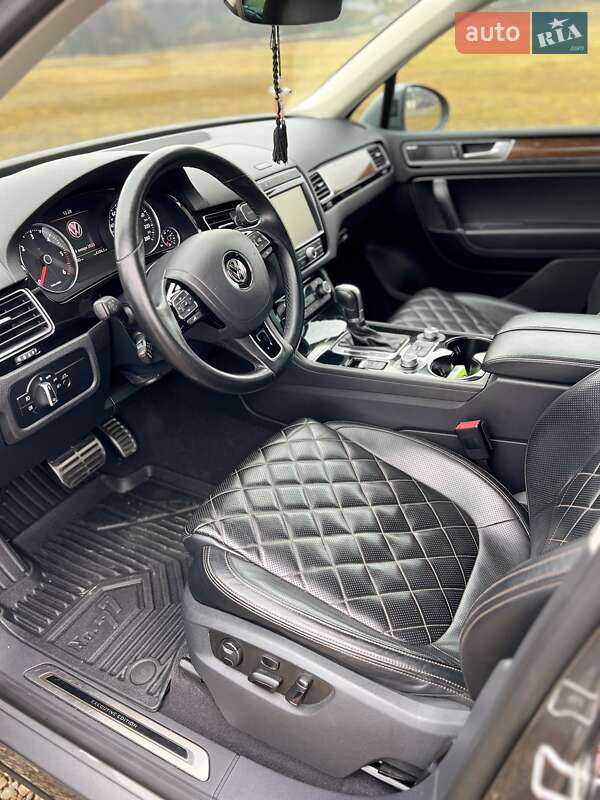 Позашляховик / Кросовер Volkswagen Touareg R 2017 в Чернівцях