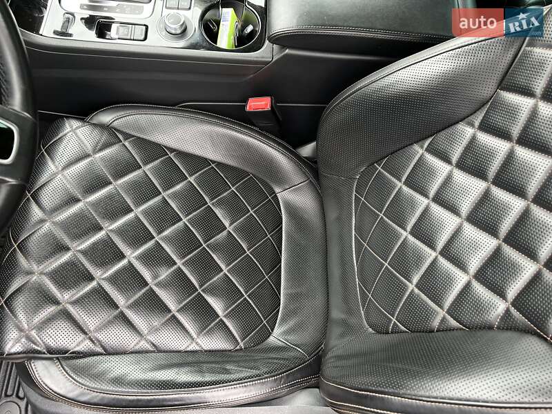 Позашляховик / Кросовер Volkswagen Touareg R 2017 в Чернівцях