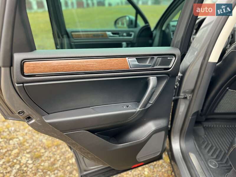 Позашляховик / Кросовер Volkswagen Touareg R 2017 в Чернівцях