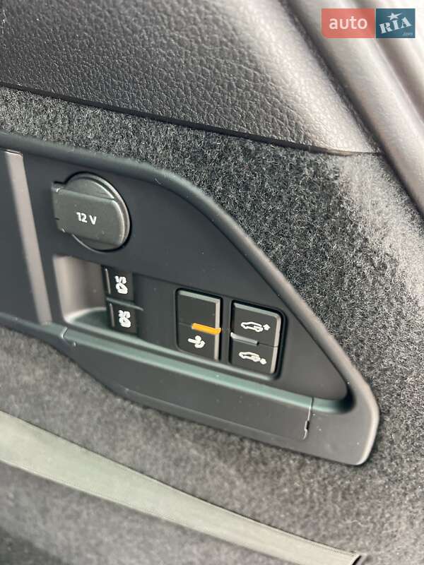 Позашляховик / Кросовер Volkswagen Touareg R 2017 в Чернівцях