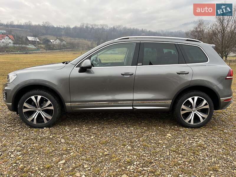 Позашляховик / Кросовер Volkswagen Touareg R 2017 в Чернівцях