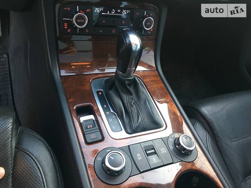 Позашляховик / Кросовер Volkswagen Touareg 2010 в Новомосковську
