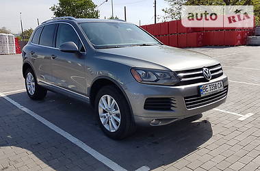Позашляховик / Кросовер Volkswagen Touareg 2014 в 