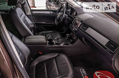 Позашляховик / Кросовер Volkswagen Touareg 2011 в 