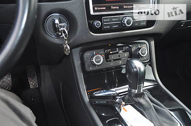 Позашляховик / Кросовер Volkswagen Touareg 2012 в 